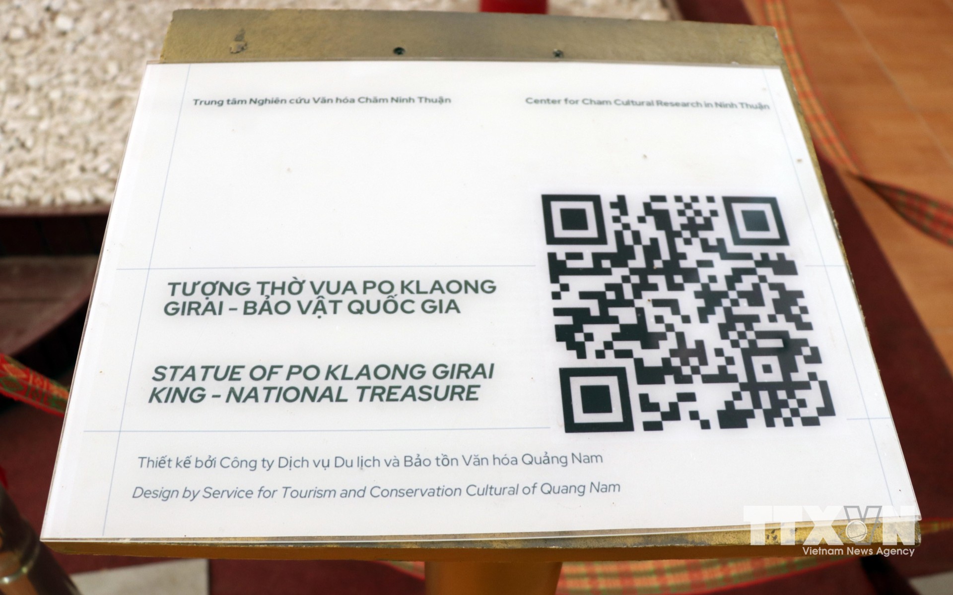Tượng thờ Vua Po Klaong Girai được sử dụng mã QR Code để quét tra cứu. (Ảnh: Công Thử/TTXVN)